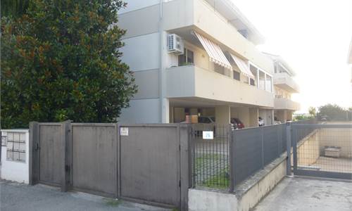 Bilocale arredato con terrazzo e posto auto coperto.