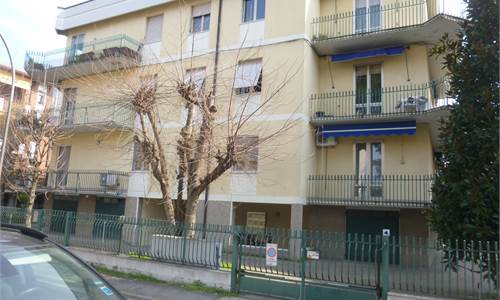 appartamento con 3 camere, sala, cucina e garage.